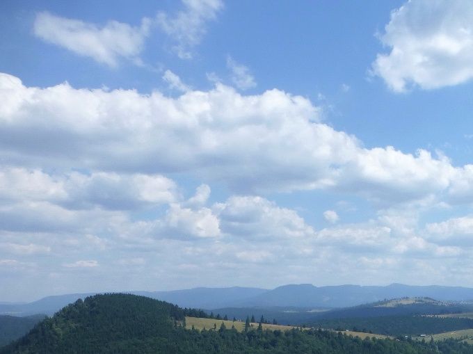 Muntii Calimani si pasul Tihuta vazute de pe culmile muntilor Bargau (foto Caliman Club)